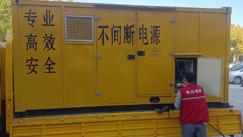 南岔柴油发电机组和UPS电源配合使用时，如何避免切换过程中的电力中断？